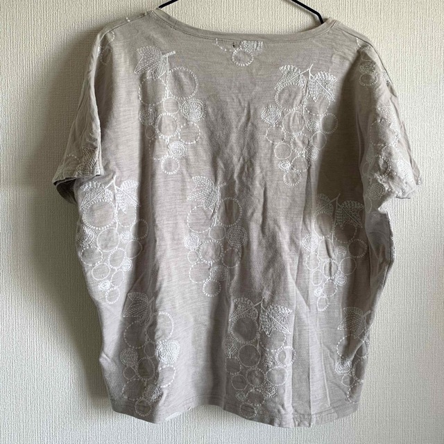 marble(マーブル)のmarble SUD マーブルシュッド ぶどう柄 刺繍Tシャツ レディースのトップス(Tシャツ(半袖/袖なし))の商品写真