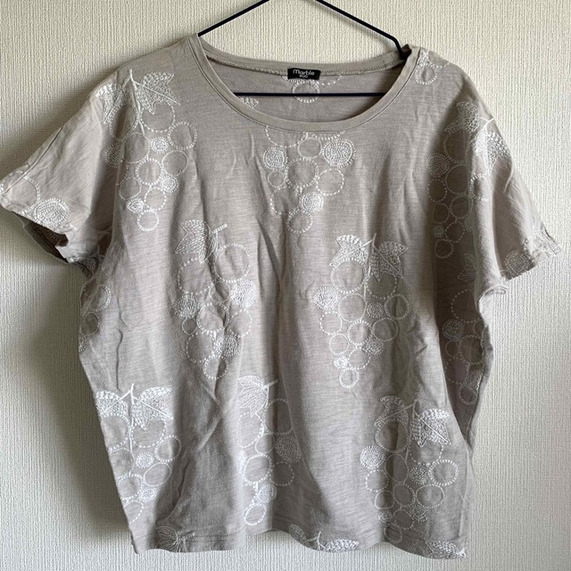 marble(マーブル)のmarble SUD マーブルシュッド ぶどう柄 刺繍Tシャツ レディースのトップス(Tシャツ(半袖/袖なし))の商品写真