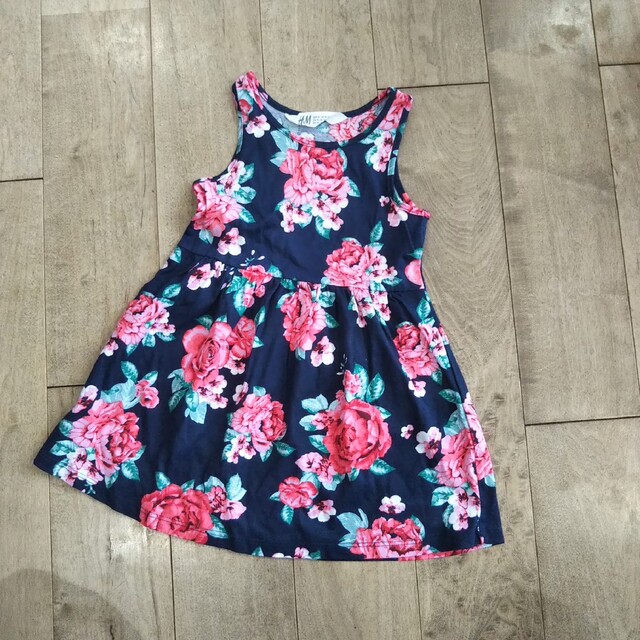 H&M(エイチアンドエム)のH&M 花柄 フラワー ワンピース 新品 90 キッズ/ベビー/マタニティのキッズ服女の子用(90cm~)(ワンピース)の商品写真