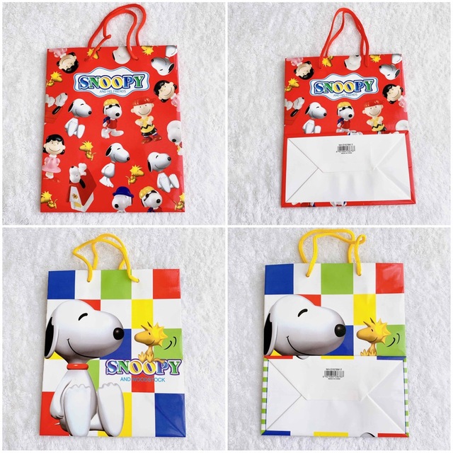 SNOOPY(スヌーピー)の【新品】SNOOPYスヌーピー柄の紙袋とミニビニールギフトバッグ　ペーパーグッズ エンタメ/ホビーのおもちゃ/ぬいぐるみ(キャラクターグッズ)の商品写真