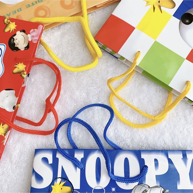 SNOOPY(スヌーピー)の【新品】SNOOPYスヌーピー柄の紙袋とミニビニールギフトバッグ　ペーパーグッズ エンタメ/ホビーのおもちゃ/ぬいぐるみ(キャラクターグッズ)の商品写真