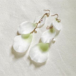 ♡GWセール中♡ 花びら ピアス 3連 ゴールド アメリカンフック(ピアス)