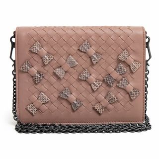 ボッテガヴェネタ(Bottega Veneta)のボッテガヴェネタ イントレチャート チェーンウォレット 二つ折り財布 ショルダーバッグ 斜め掛け リボン ラムスキン レザー アイヤーズ ベコ ピンクベージュ 508752 BOTTEGA VENETA（新品・未使用品）(財布)