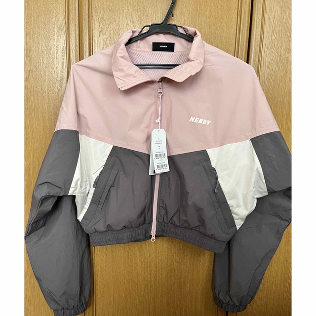 NERDY ウィメンズカラーブロックウーブンジャケット ピンク レディースのジャケット/アウター(ブルゾン)の商品写真