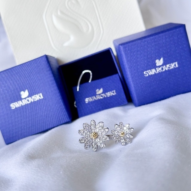 SWAROVSKI(スワロフスキー)のまる様⭐︎Swarovskiエターナルフラワーのダブルフラワーリング レディースのアクセサリー(リング(指輪))の商品写真