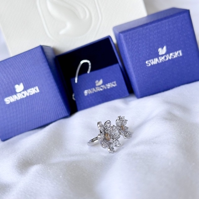 SWAROVSKI(スワロフスキー)のまる様⭐︎Swarovskiエターナルフラワーのダブルフラワーリング レディースのアクセサリー(リング(指輪))の商品写真