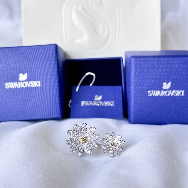 SWAROVSKI(スワロフスキー)のまる様⭐︎Swarovskiエターナルフラワーのダブルフラワーリング レディースのアクセサリー(リング(指輪))の商品写真