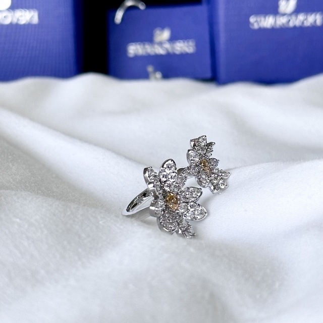 SWAROVSKI(スワロフスキー)のまる様⭐︎Swarovskiエターナルフラワーのダブルフラワーリング レディースのアクセサリー(リング(指輪))の商品写真