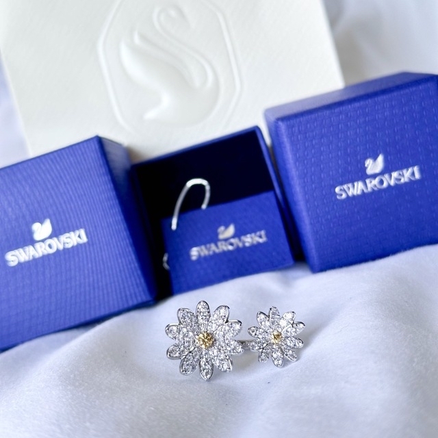 SWAROVSKI(スワロフスキー)のまる様⭐︎Swarovskiエターナルフラワーのダブルフラワーリング レディースのアクセサリー(リング(指輪))の商品写真