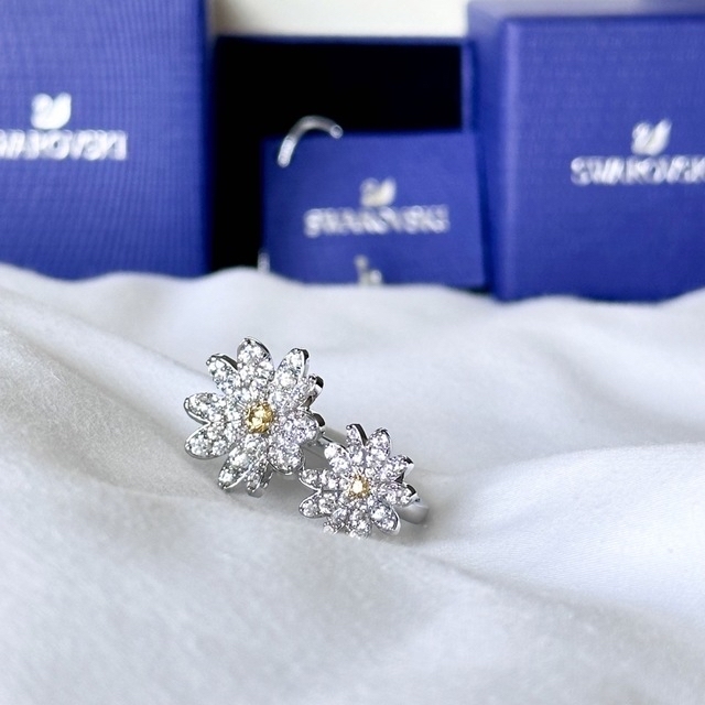 SWAROVSKI(スワロフスキー)のまる様⭐︎Swarovskiエターナルフラワーのダブルフラワーリング レディースのアクセサリー(リング(指輪))の商品写真