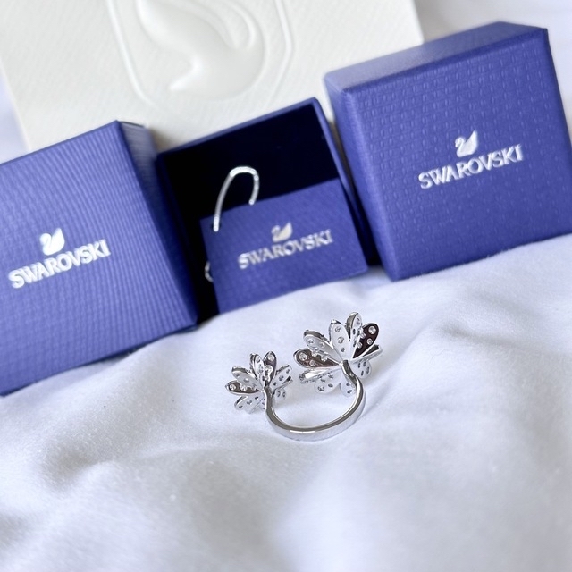 SWAROVSKI(スワロフスキー)のまる様⭐︎Swarovskiエターナルフラワーのダブルフラワーリング レディースのアクセサリー(リング(指輪))の商品写真