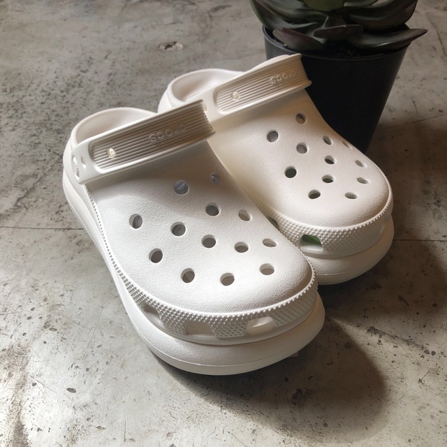 crocs(クロックス)のクロックス　クラシック　クラッシュ　厚底　白　m7w9 25 大き目 メンズの靴/シューズ(サンダル)の商品写真