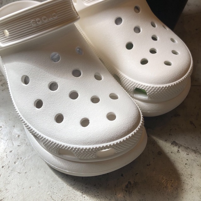 crocs(クロックス)のクロックス　クラシック　クラッシュ　厚底　白　m7w9 25 大き目 メンズの靴/シューズ(サンダル)の商品写真