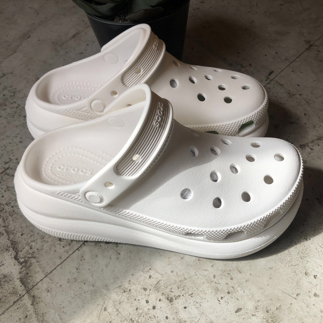 crocs(クロックス)のクロックス　クラシック　クラッシュ　厚底　白　m7w9 25 大き目 メンズの靴/シューズ(サンダル)の商品写真