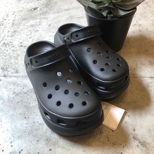 crocs(クロックス)のクロックス　クラシック　クラッシュ　厚底　黒　m8w10 26 大き目 メンズの靴/シューズ(サンダル)の商品写真