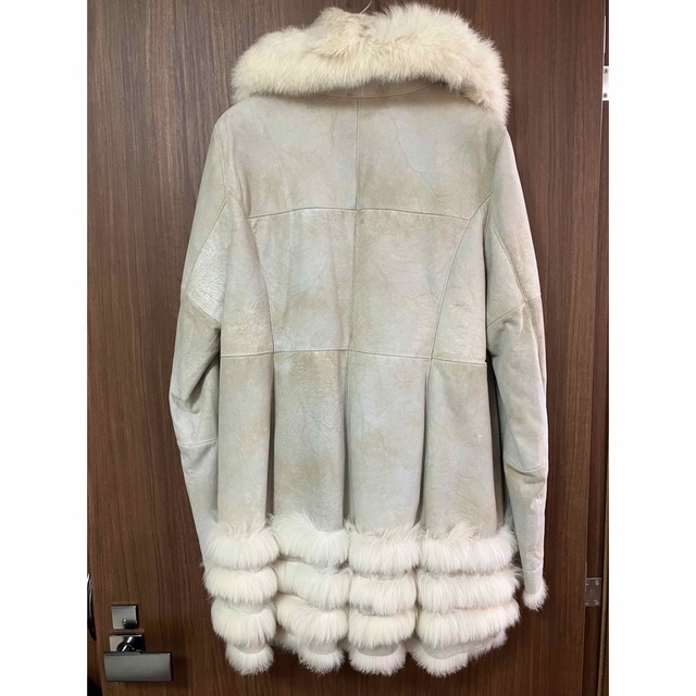 BELLUCCI ブルーフォクスファーハーフコート リアルファー革レザー白系 レディースのジャケット/アウター(毛皮/ファーコート)の商品写真