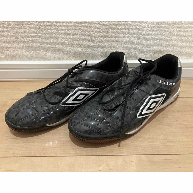 UMBRO(アンブロ)のアンブロ　フットサルシューズ　27.5cm スポーツ/アウトドアのサッカー/フットサル(シューズ)の商品写真