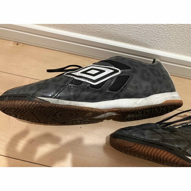 UMBRO(アンブロ)のアンブロ　フットサルシューズ　27.5cm スポーツ/アウトドアのサッカー/フットサル(シューズ)の商品写真