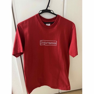 シュプリーム(Supreme)のSupreme KAWS Chalk Logo Tee "Red(Tシャツ/カットソー(半袖/袖なし))