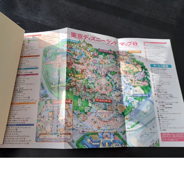 子どもといくディズニーランドナビガイド　2022-2023　シール付き エンタメ/ホビーの本(地図/旅行ガイド)の商品写真