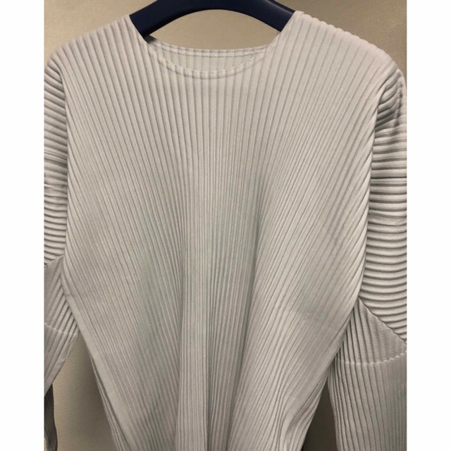 ISSEY MIYAKE(イッセイミヤケ)の【未着用】HOMME PLISSE ISSEY MIYAKE 長袖　グレー メンズのトップス(Tシャツ/カットソー(七分/長袖))の商品写真