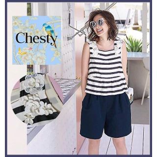 チェスティ(Chesty)の【Chesty】 フラワー コサージュ付きオールインワン　　フリル　ボーダー(オールインワン)