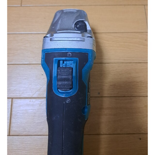 Makita(マキタ)の値下げ不可【ジャンク品】マキタ18V　充電式ディスクグラインダー　GA404DN インテリア/住まい/日用品のインテリア/住まい/日用品 その他(その他)の商品写真