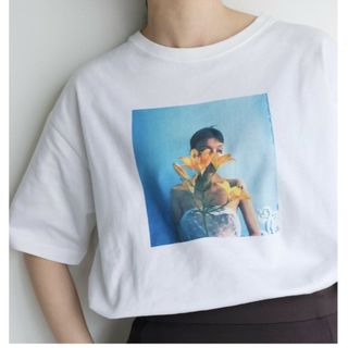 イエナ(IENA)のIENAayaka yamamoto orange flower Tシャツ(Tシャツ(半袖/袖なし))