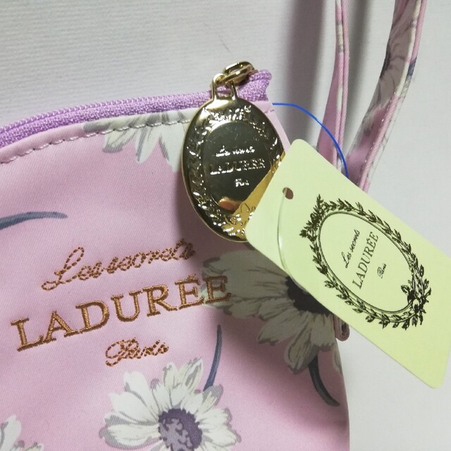 Les Merveilleuses LADUREE(レメルヴェイユーズラデュレ)の未使用 ラデュレ ペットボトルホルダー タグ付き インテリア/住まい/日用品のキッチン/食器(弁当用品)の商品写真