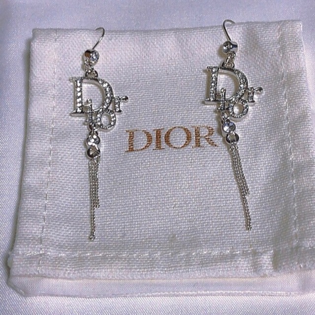 ディオール 揺れるピアス Silver ストーン Diorロゴ チェーン 【即納