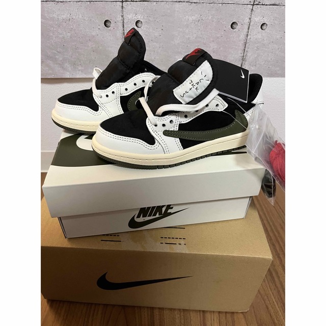 Jordan Brand（NIKE）(ジョーダン)のTravis Scott × Nike Air Jordan 1 Low OG キッズ/ベビー/マタニティのキッズ靴/シューズ(15cm~)(スニーカー)の商品写真