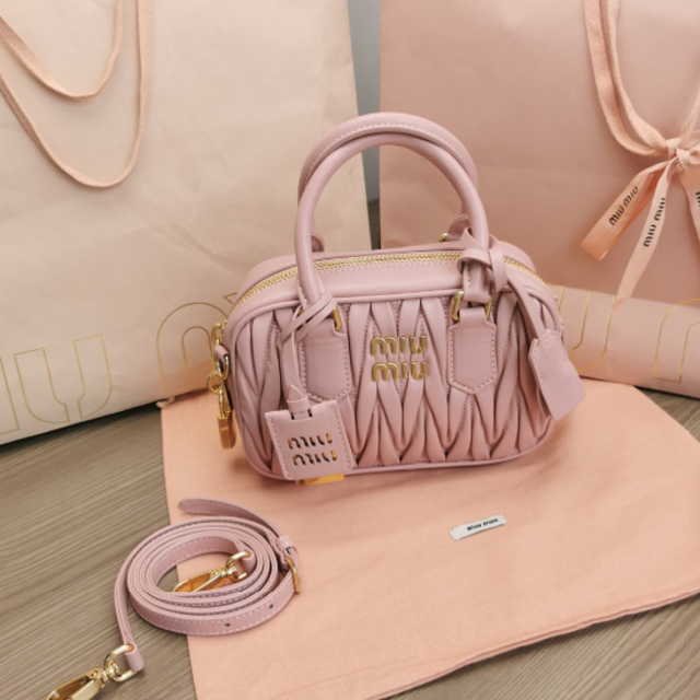 2022人気No.1の miumiu - 【レシート付き】MIUMIU マテラッセ レザー