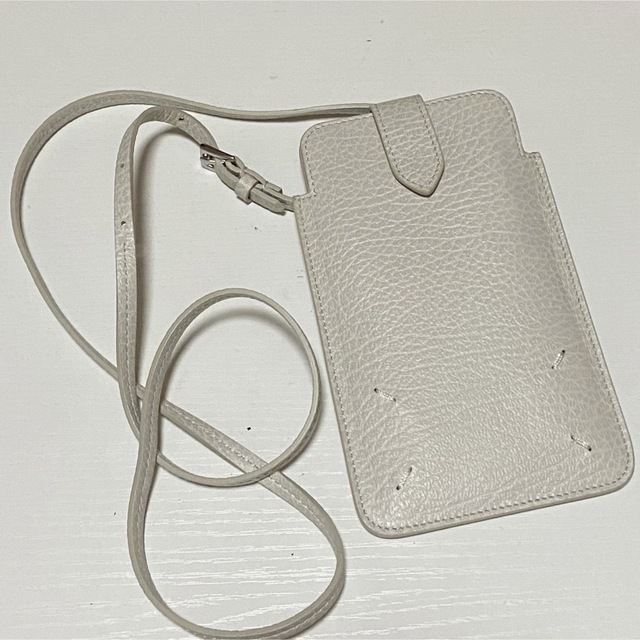 Maison Martin Margiela(マルタンマルジェラ)の【限定セール】Maison Margiela スマホショルダー スマホ/家電/カメラのスマホアクセサリー(iPhoneケース)の商品写真