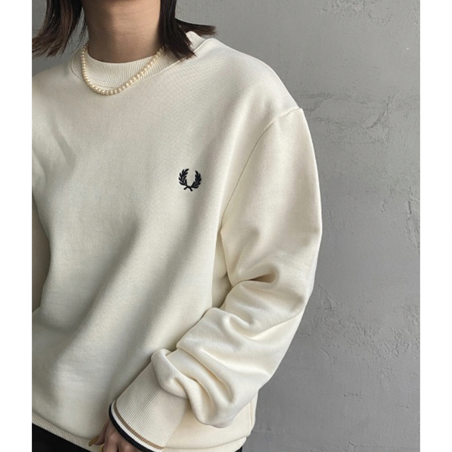 FRED PERRY(フレッドペリー)のFRED PERRY ワンポイント刺繍 クルーネックスウェット レディースのトップス(トレーナー/スウェット)の商品写真