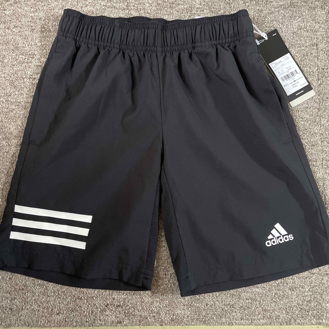 adidas(アディダス)の新品　アディダス　ハーフパンツ   140   ブラック　黒　パンツ　半ズボン キッズ/ベビー/マタニティのキッズ服男の子用(90cm~)(パンツ/スパッツ)の商品写真