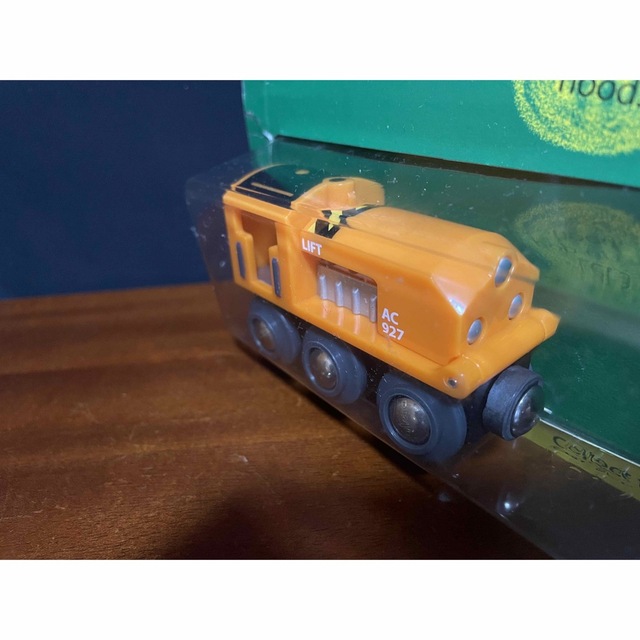 BRIO(ブリオ)のBRIO 木製 レール 電車 機関車 ポップアップ フードエンジン 未使用品 エンタメ/ホビーのおもちゃ/ぬいぐるみ(鉄道模型)の商品写真