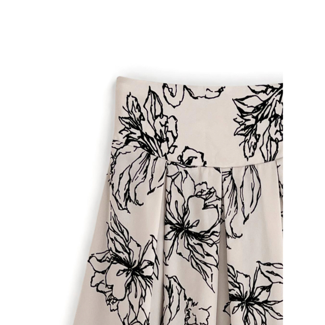GRL(グレイル)の花柄フロッキープリントタックフレアスカート　ロングスカート　フレアスカート レディースのスカート(ロングスカート)の商品写真