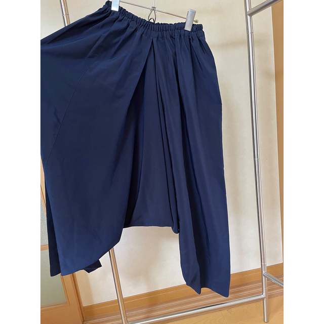 ISSEY MIYAKE(イッセイミヤケ)のイッセチミヤケ　plantation 紺色　パンツ　M レディースのパンツ(カジュアルパンツ)の商品写真