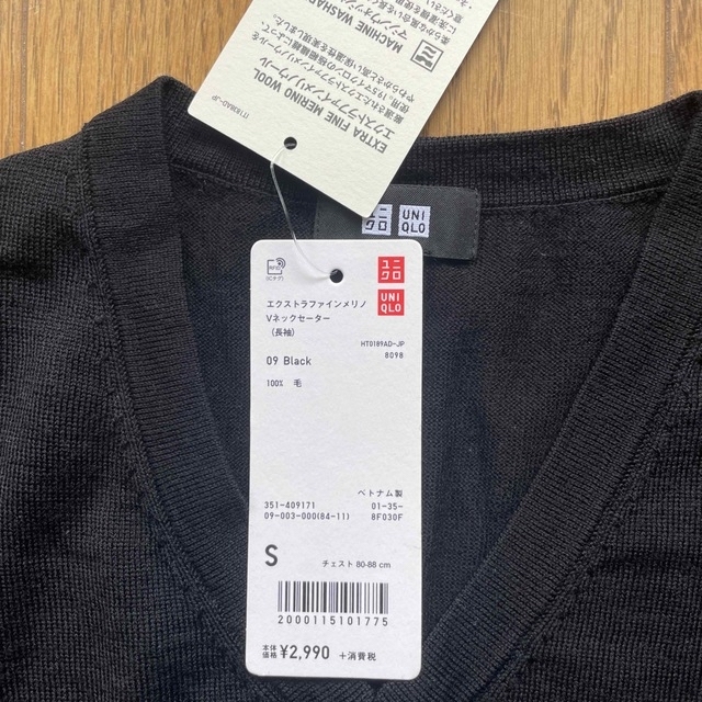 UNIQLO(ユニクロ)の【値下】【新品】ユニクロ エクストラファインメリノVネックセーターS ブラック メンズのトップス(ニット/セーター)の商品写真