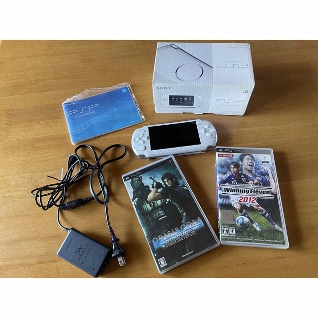 PlayStation Portable(プレイステーションポータブル)のPSP3000 パールホワイト本体、ソフト二本セット エンタメ/ホビーのゲームソフト/ゲーム機本体(携帯用ゲーム機本体)の商品写真