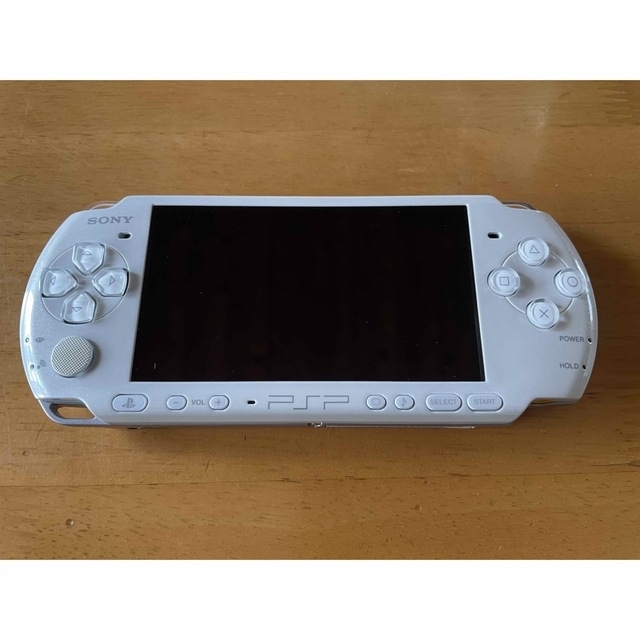 PlayStation Portable(プレイステーションポータブル)のPSP3000 パールホワイト本体、ソフト二本セット エンタメ/ホビーのゲームソフト/ゲーム機本体(携帯用ゲーム機本体)の商品写真