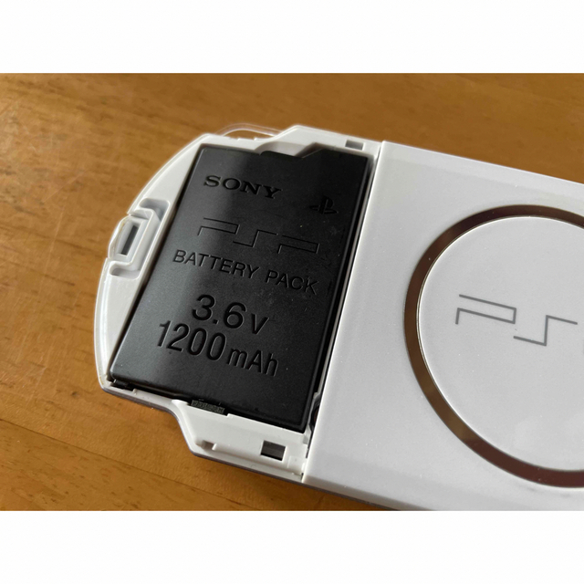 PlayStation Portable(プレイステーションポータブル)のPSP3000 パールホワイト本体、ソフト二本セット エンタメ/ホビーのゲームソフト/ゲーム機本体(携帯用ゲーム機本体)の商品写真