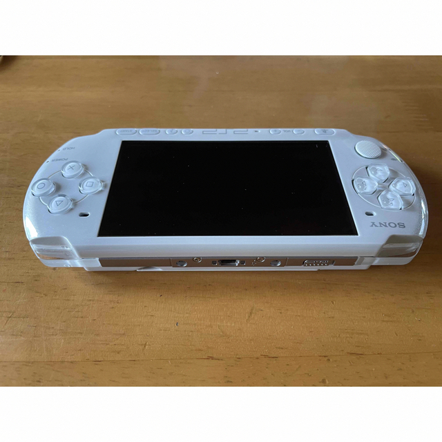 PlayStation Portable(プレイステーションポータブル)のPSP3000 パールホワイト本体、ソフト二本セット エンタメ/ホビーのゲームソフト/ゲーム機本体(携帯用ゲーム機本体)の商品写真