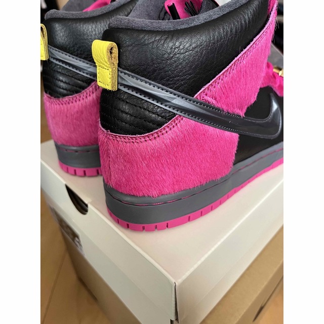 NIKE(ナイキ)のランザジュエルズ　ナイキ SB ダンク ハイ　アクティブピンク アンド ブラック メンズの靴/シューズ(スニーカー)の商品写真