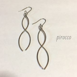 シルバーカラー　ウェーブロングピアス(ピアス)