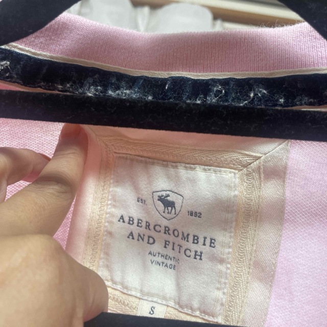 Abercrombie&Fitch(アバクロンビーアンドフィッチ)のアバクロ　ピンク　ポロシャツ レディースのトップス(ポロシャツ)の商品写真