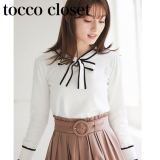 トッコクローゼット(TOCCO closet)のtocco closet ボウタイリボン令嬢ニットプルオーバー　オフホワイト　M(ニット/セーター)