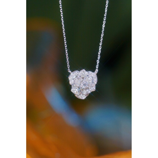 花モチーフ　天然ダイヤモンドネックレスk18 レディースのアクセサリー(ネックレス)の商品写真