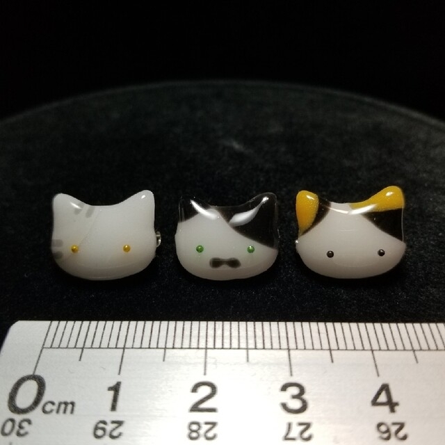 【アクア 様】【あ】^..^♪ねこブローチ 3個組 と【B級品】ヘアゴム紫 ハンドメイドのアクセサリー(コサージュ/ブローチ)の商品写真