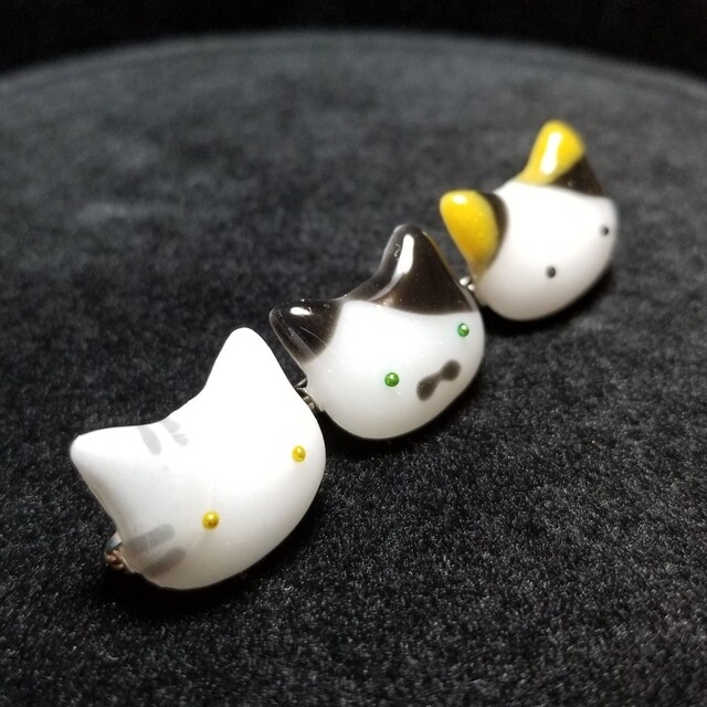 【アクア 様】【あ】^..^♪ねこブローチ 3個組 と【B級品】ヘアゴム紫 ハンドメイドのアクセサリー(コサージュ/ブローチ)の商品写真